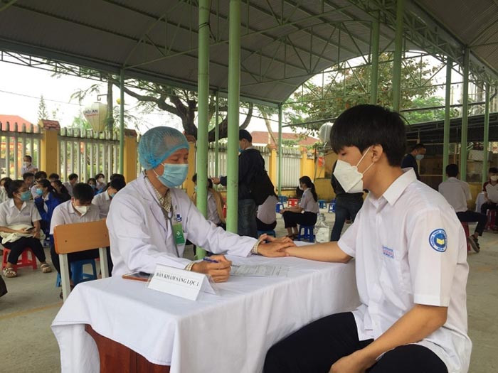 Nam sinh lớp 11 ở Quảng Nam tiêm hai mũi vaccine trong 10 phút 